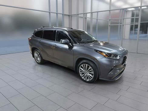Used 2021 Toyota Highlander Platinum AWD/4WD image 2