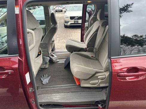Used 2015 Toyota Sienna LE image 17