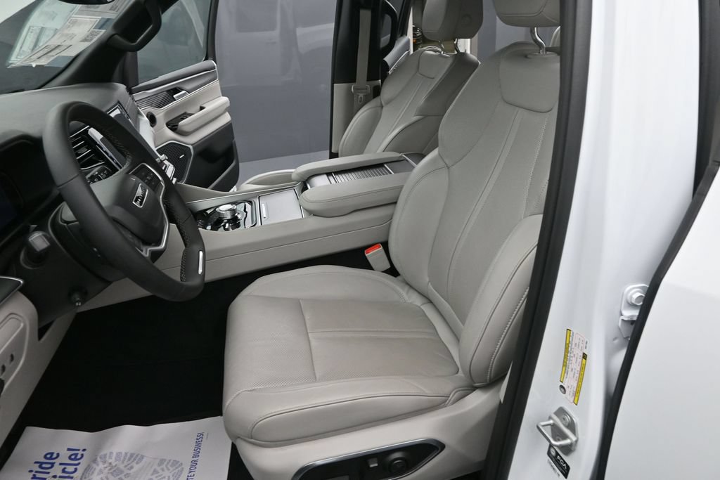 Used 2025 Jeep Wagoneer L 4WD image 25