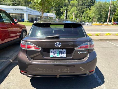 Used 2011 Lexus CT 200h Premium w/ Leather Pkg FWD image 9