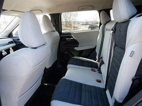 New 2026 Mitsubishi Outlander SE image 5