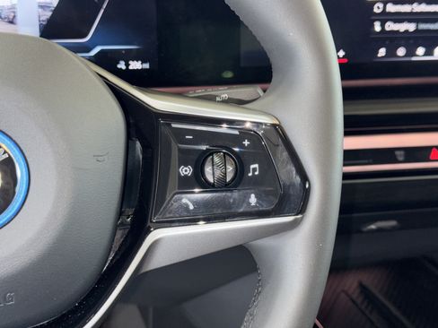 Used 2025 BMW i5 eDrive40i w/ Premium Package RWD image 23