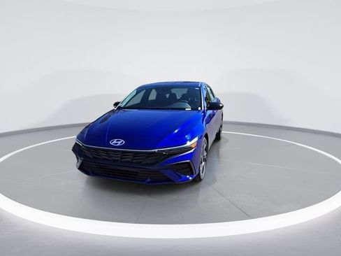 Used 2025 Hyundai Elantra Sport FWD image 3