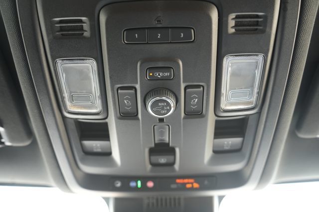 Used 2023 Chevrolet Tahoe Premier AWD/4WD image 32