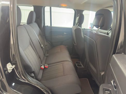 Used 2011 Jeep Liberty Sport image 10