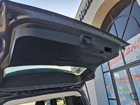 Used 2023 Jeep Renegade Latitude AWD/4WD image 76