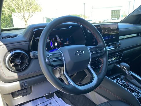 Used 2024 Chevrolet Colorado Z71 w/ Z71 Convenience Package 2 image 17