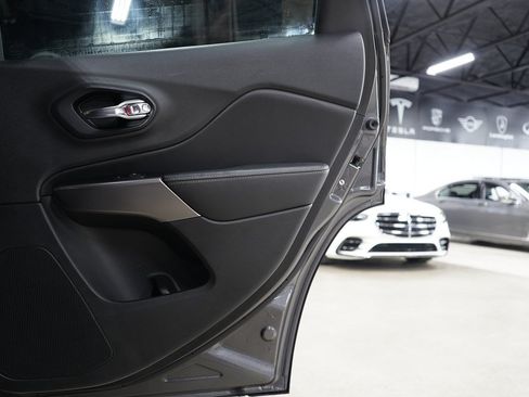 Used 2019 Jeep Cherokee Limited w/ Technology Group FWD image 18