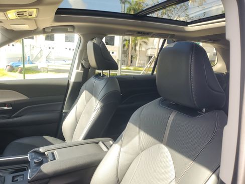 Used 2024 Toyota Grand Highlander Platinum AWD/4WD image 18