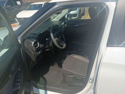 Used 2025 Chevrolet TrailBlazer LT AWD/4WD image 4