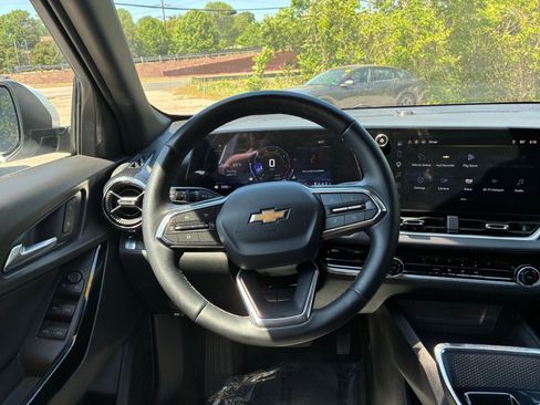Used 2025 Chevrolet Equinox LT FWD image 32
