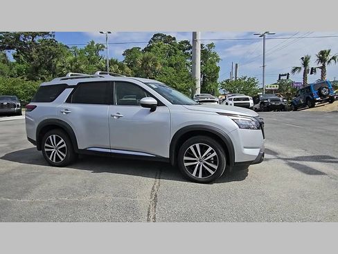 Used 2025 Nissan Pathfinder Platinum w/ Black Appearance Package FWD image 37