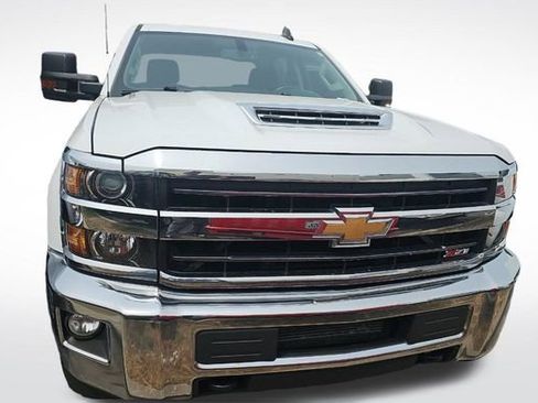 Used 2019 Chevrolet Silverado 2500 LT AWD/4WD image 4