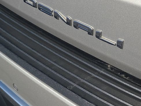 Used 2021 GMC Yukon Denali w/ Advanced Technology Package image 8