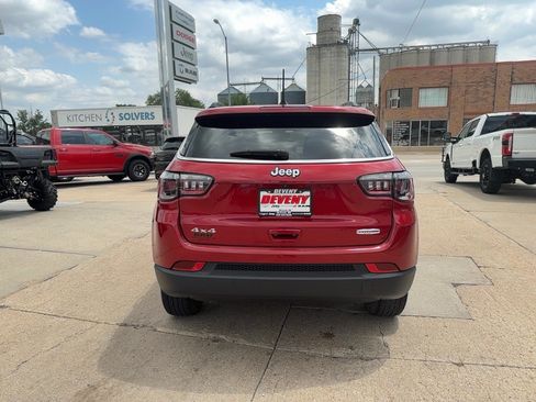 Used 2025 Jeep Compass Latitude AWD/4WD image 7