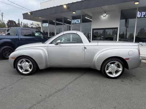 Used 2004 Chevrolet SSR w/ Preferred Equipment Group RWD image 4