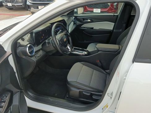 Used 2025 Chevrolet Trax LT w/ LT Convenience Package FWD image 4
