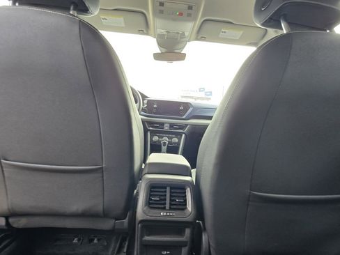 Used 2024 Volkswagen Taos SE image 18