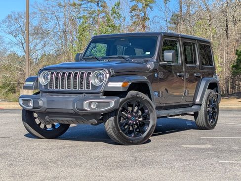 Used 2025 Jeep Wrangler Sahara image 4