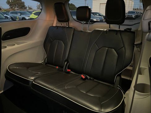 Used 2023 Chrysler Pacifica Limited image 17