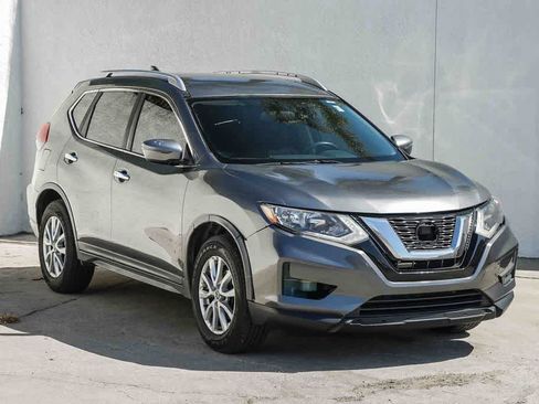 Used 2018 Nissan Rogue SV FWD image 3