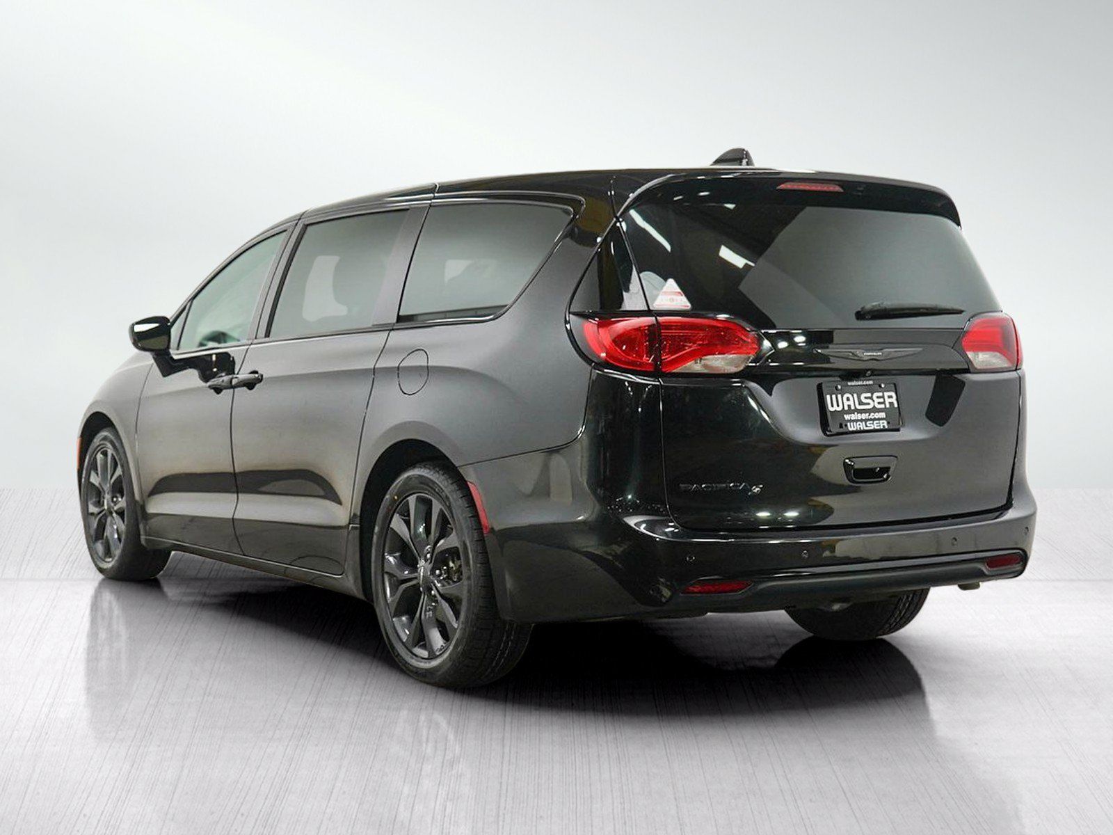 Used 2019 Chrysler Pacifica Touring Plus w/ S Appearance Package FWD image 4