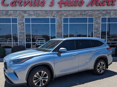 Used 2022 Toyota Highlander XLE AWD/4WD image 1