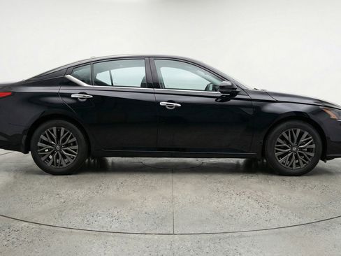 Used 2025 Nissan Altima 2.5 SV image 11