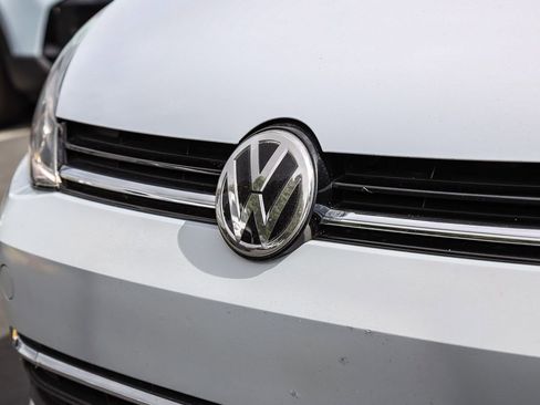 Used 2019 Volkswagen Golf SE image 3