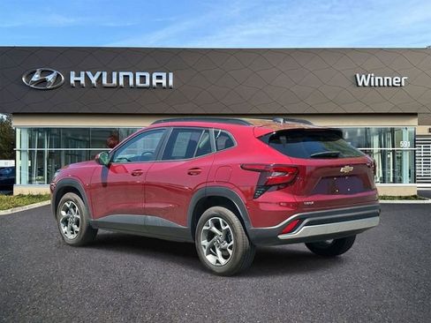 Used 2024 Chevrolet Trax LT w/ Driver Confidence Package FWD image 2
