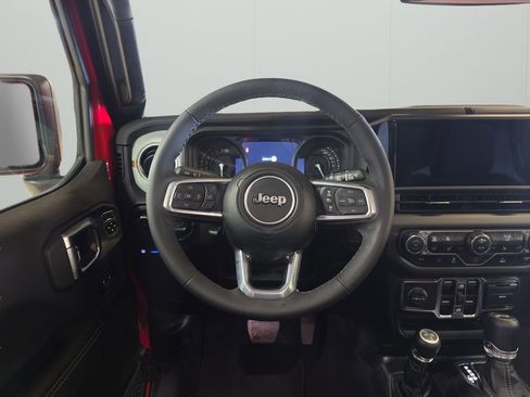 Used 2025 Jeep Wrangler Unlimited Sahara AWD/4WD image 17