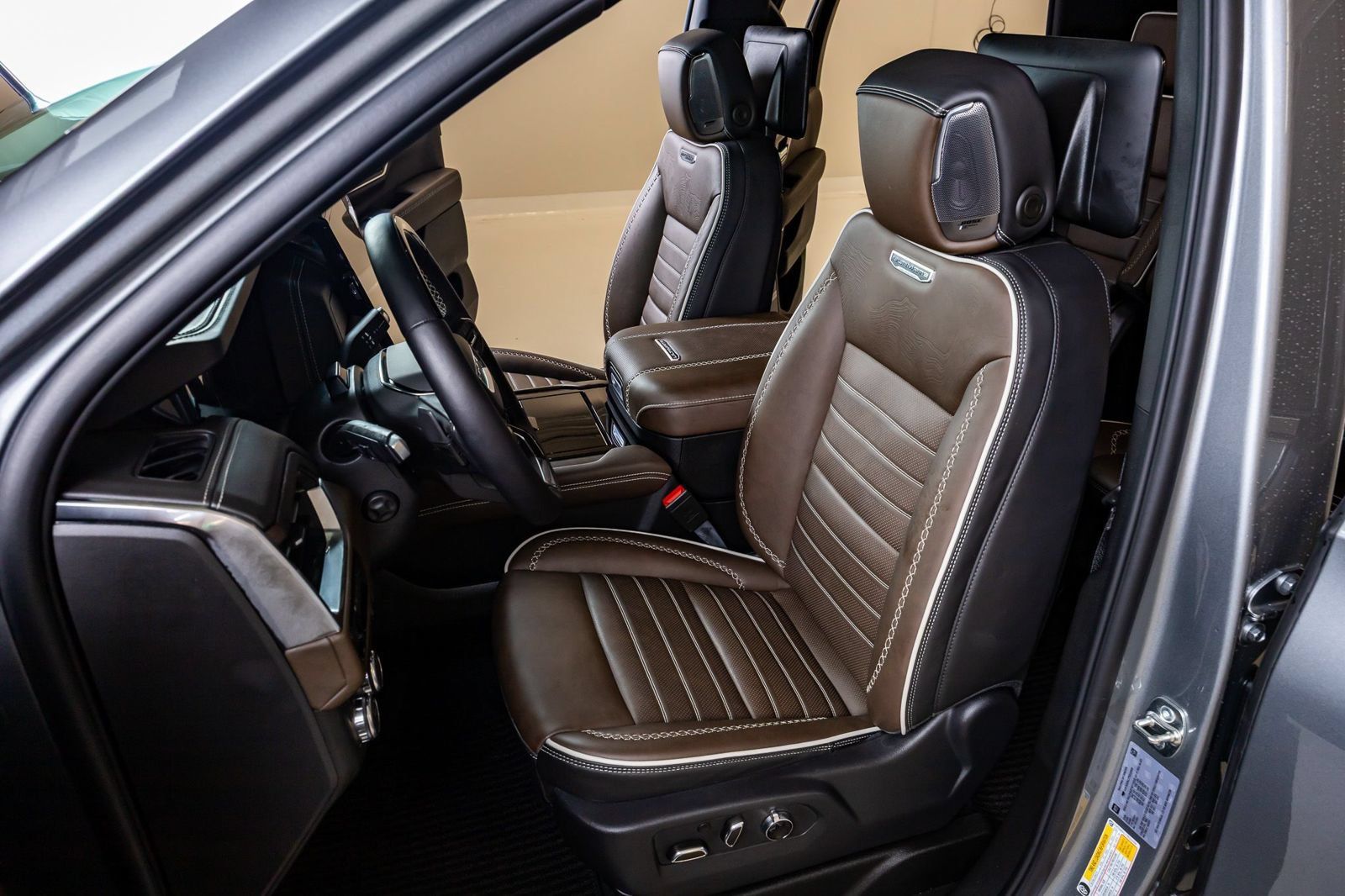Used 2026 GMC Yukon Denali Ultimate w/ LPO, Floor Liner Package AWD/4WD image 30
