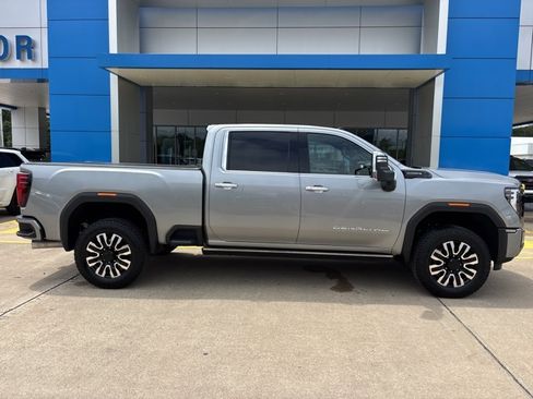 Used 2025 GMC Sierra 2500 Denali Ultimate w/ Max Trailering Package AWD/4WD image 2