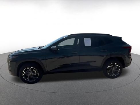 Used 2025 Chevrolet Trax LT FWD image 9