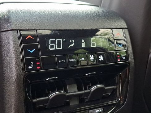 Certified 2023 Jeep Grand Cherokee Overland w/ Luxury Tech Group IV AWD/4WD image 11