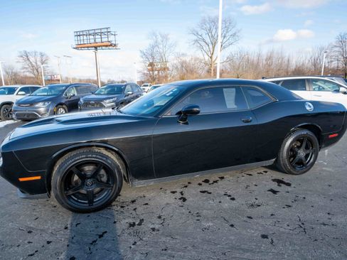Used 2015 Dodge Challenger SXT image 3