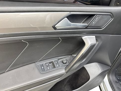 Used 2023 Volkswagen Tiguan SE w/ Panoramic Sunroof Package FWD image 31