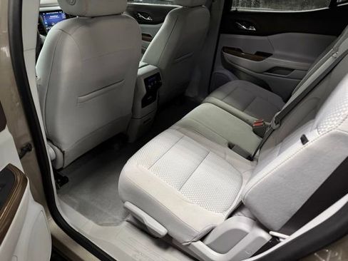 Used 2023 GMC Acadia SLE image 19