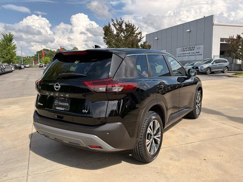 Used 2023 Nissan Rogue SV FWD image 3