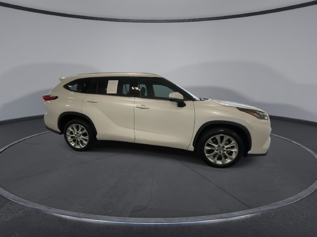 Used 2023 Toyota Highlander Limited FWD image 2