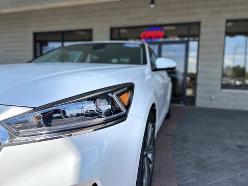 Used 2017 Kia Cadenza Premium FWD image 28
