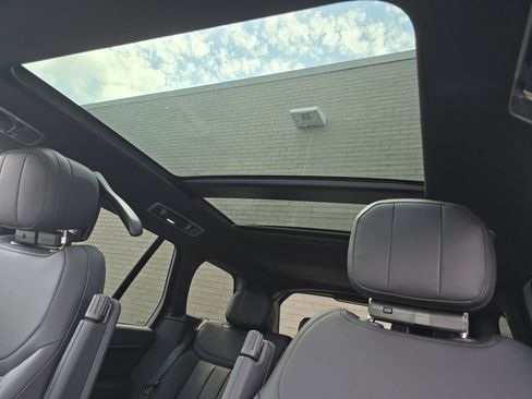 New 2025 Land Rover Range Rover SE image 3