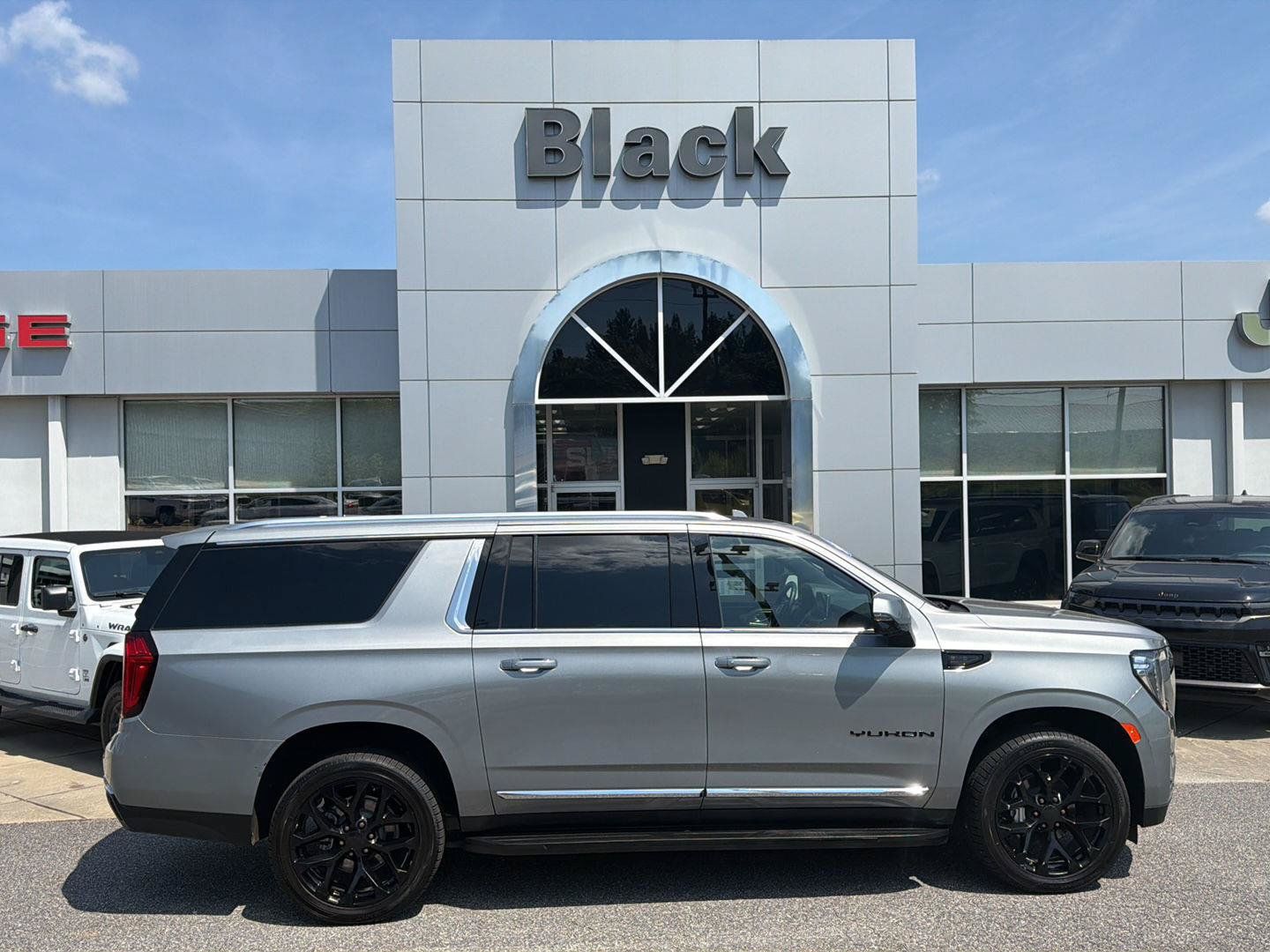 Used 2023 GMC Yukon XL SLT w/ SLT Premium Package AWD/4WD image 3