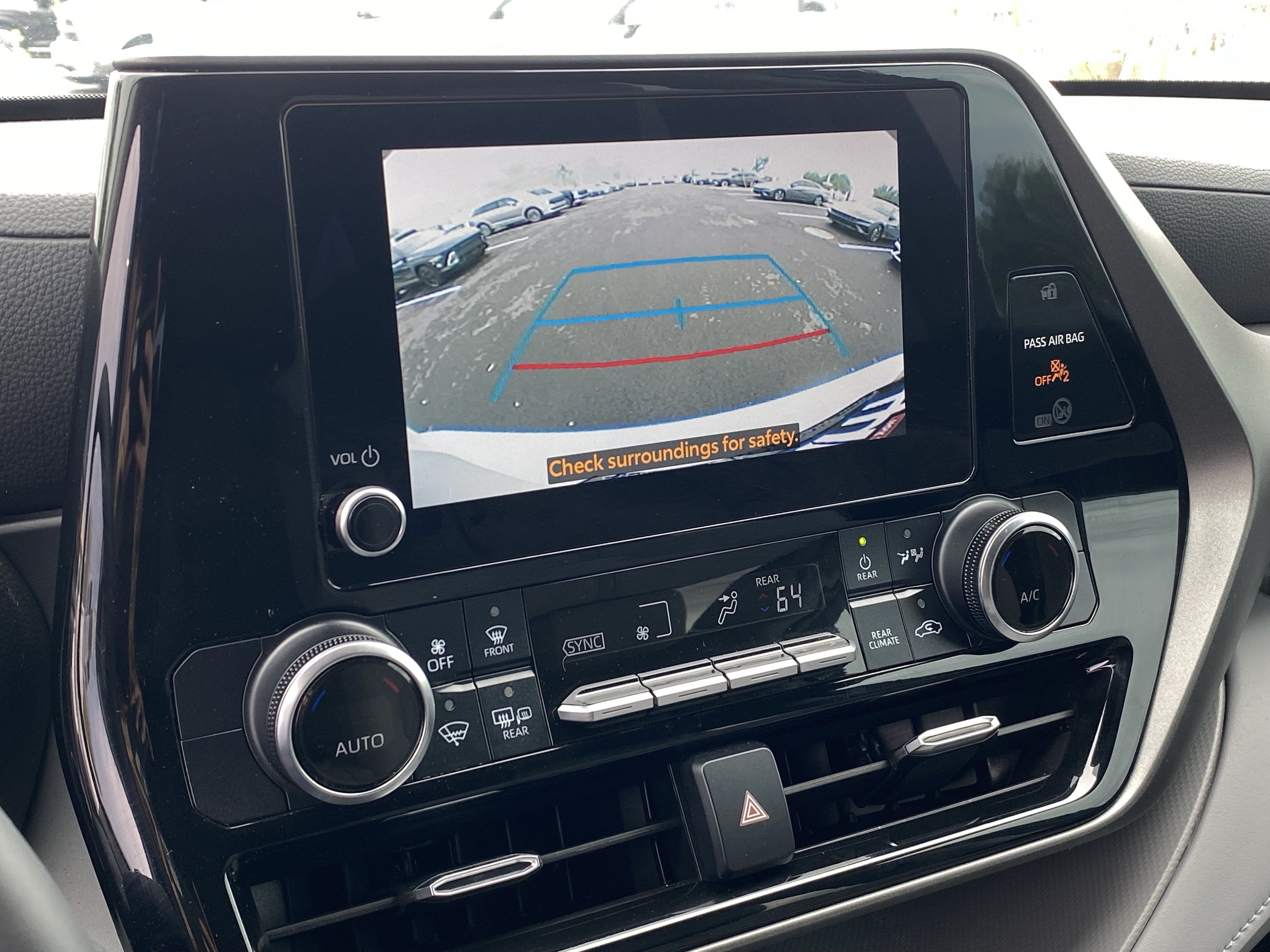 Used 2024 Toyota Highlander LE FWD image 26