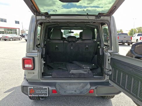 Used 2021 Jeep Wrangler Unlimited Sahara image 28