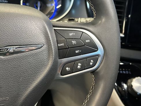 Used 2022 Chrysler Pacifica Touring-L FWD image 12