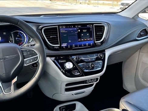 Used 2024 Chrysler Pacifica Limited FWD image 6