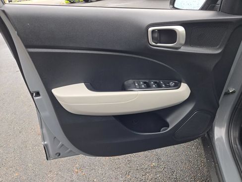 Used 2023 Hyundai Venue SEL FWD image 24