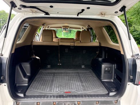 Used 2014 Toyota 4Runner SR5 AWD/4WD image 12