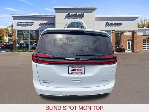 Certified 2024 Chrysler Pacifica Limited FWD image 6